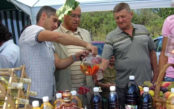 Ion Copaci este unul dintre producători buzoieni de vin, participanţi la Festivalul Tămâioasei  Foto: Iulian Bunilă.