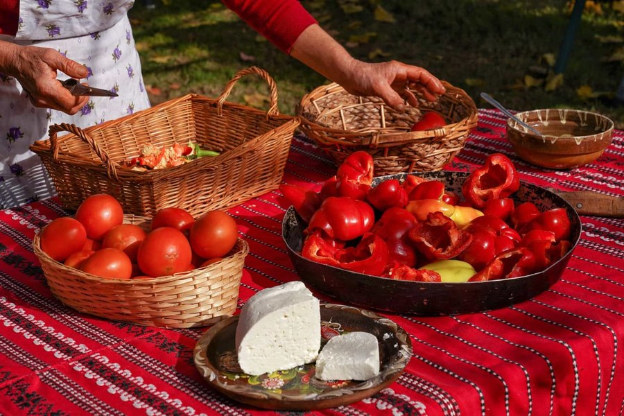 Piperchi, răsfățul culinar armânesc. Destinul etniei: „Când eram copil, nici pâine nu primeai dacă nu vorbeai în armână“