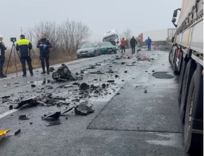 Cel puțin șase oameni au murit într-un accident pe o șosea din Timiș  