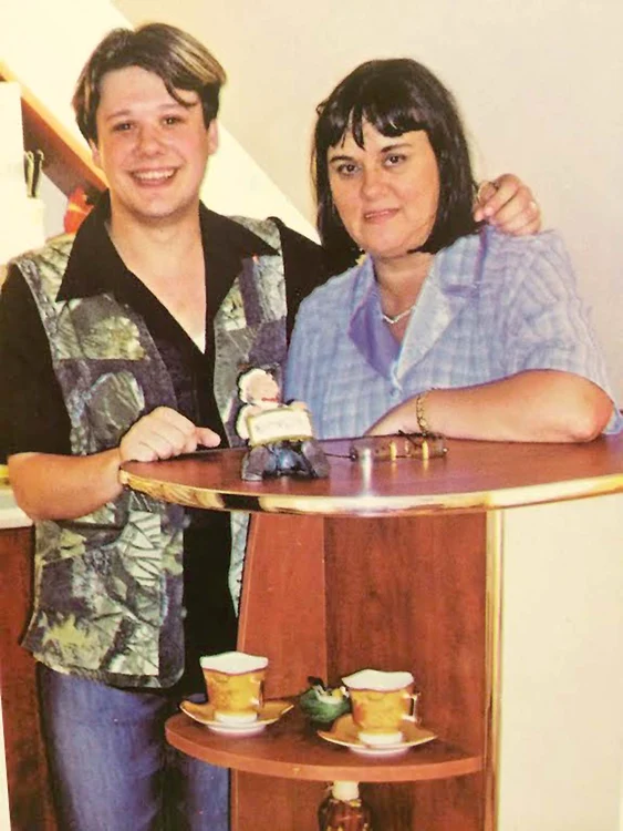 
    Paul Surugiu,  alias Fuego,  seamănă foarte  bine cu mama  lui, Eugenia  