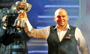 Bingham a prezentat  trofeul Cupei Mondiale jpeg