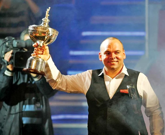 Bingham a prezentat  trofeul Cupei Mondiale