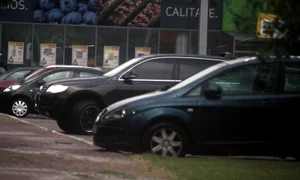 Foarte pofticios, a oprit la puţin timp după ce a ridicat comanda pentru a savura mâncarea cumpărată jpeg