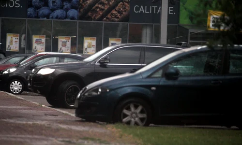 Foarte pofticios, a oprit la puţin timp după ce a ridicat comanda pentru a savura mâncarea cumpărată jpeg
