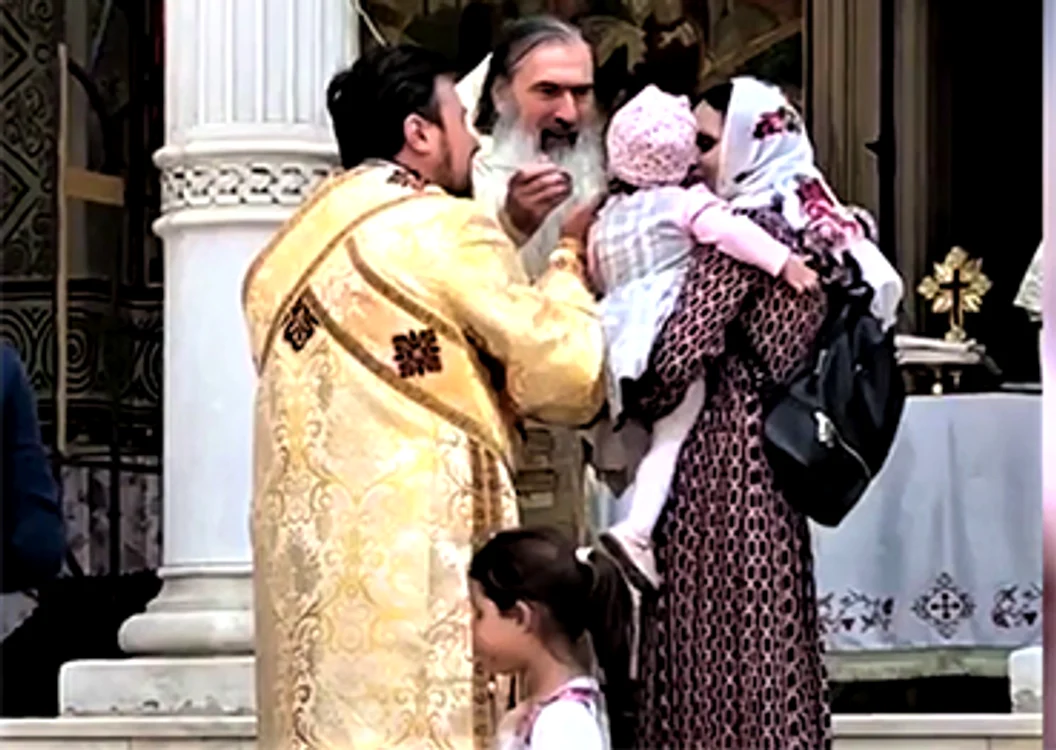 Arhiepiscopul Tomisului, astă-primăvară, în timp ce împărtăşea copii
