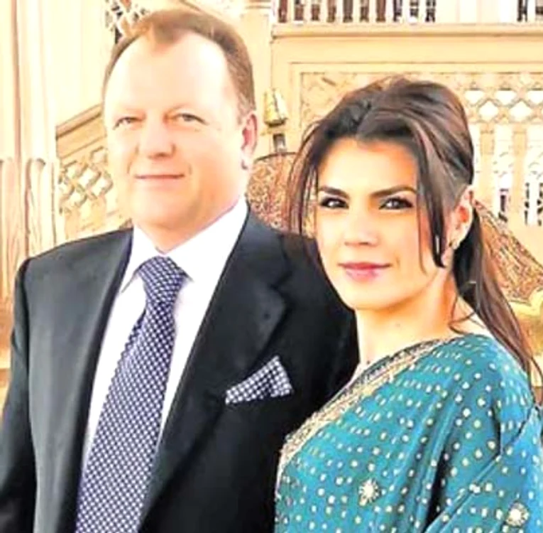 Irina Nicolae şi Marius Vizer i-au rupt turta fetiţei, sâmbătă, la Budapesta. 