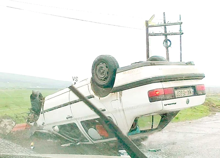 Poliţiştii care s-au răsturnat cu maşina au ajuns la spital (FOTOGRAFII: Vremea Nouă)