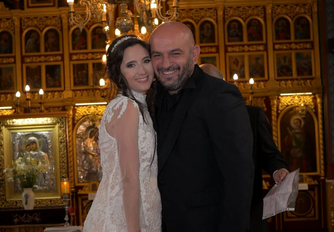 
    Alin Gălăţescu şi soţia sa, Simona Semen, la cununia religioasăFoto: Arhiva personală  