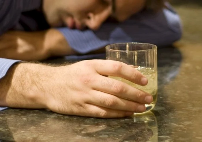 
    Consumul de alcool se unumără printre cauzele cirozei hepaticefoto: Shutterstock  