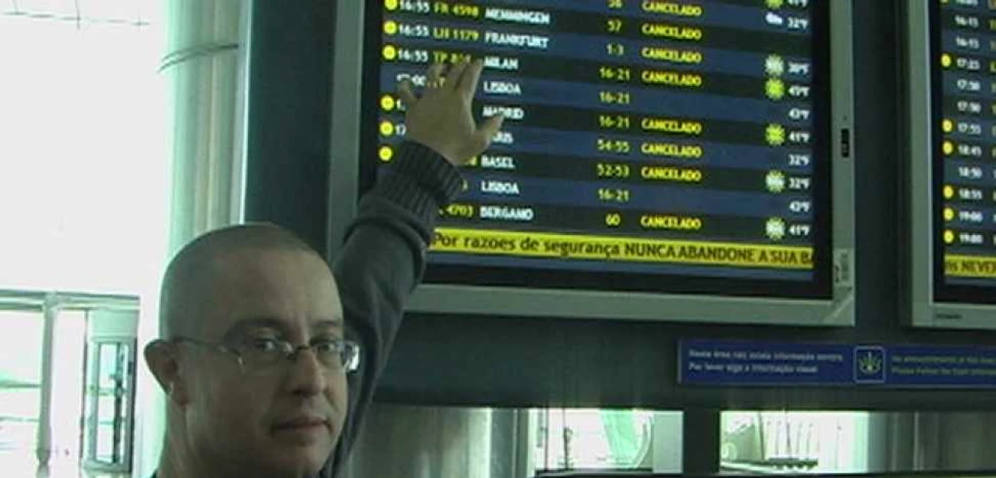 Doctorul Tudor Ciuhodaru ne arată pe monitor că zborurile au fost anulate.