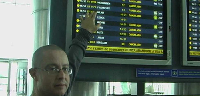 Doctorul Tudor Ciuhodaru ne arată pe monitor că zborurile au fost anulate.