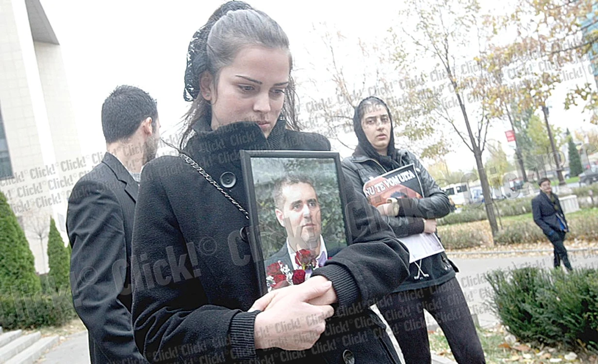 Sora taximetristului  ucis a venit ieri cu poza  acestuia la Tribunal