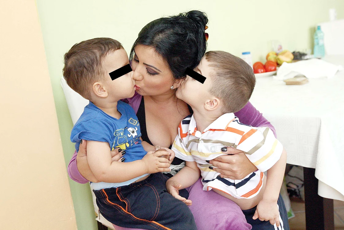
    Adriana, aici alături de băieţii ei, Maximus (7 ani) şi Eduard (4 ani), susţine că micuţii au fost traumatizaţi de comportamentul tatălui   