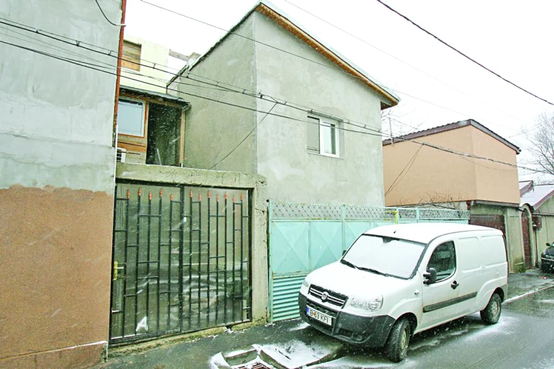 Interlopul a fost ridicat  de mascaţii de la IGP din  casa unor prieteni vechi,  din cartierul Ferentari
