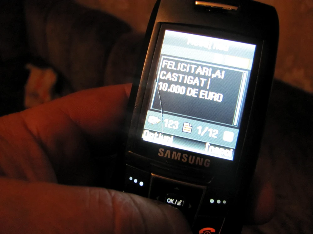 Femeia a fost înşelatăprin intermediul telefonului mobil