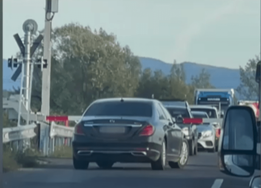  Mașina unui lider PSD ignoră barierele CFR. Vicepreședinte CJ Satu Mare: „E mașina mea, dar nu eu am fost la volan”