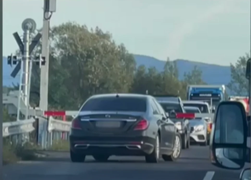 Mașina vicepreședintelui CJ Satu Mare trece pe lângă bariere. FOTO: captura video