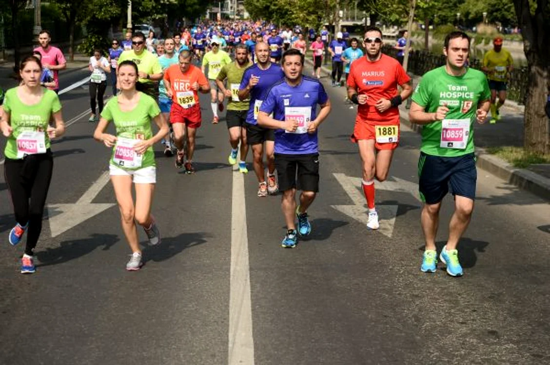 
    Cursele de maraton si semimaraton strâng mii de oameni la startFoto: Mediafax  