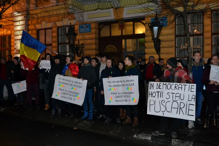 Oamenii au pichetat sediul Primariei Zalău FOTO Andreea Vilcovschi