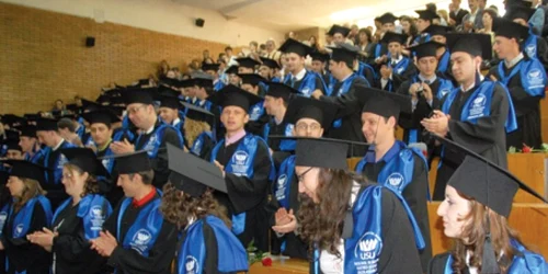 Pentru a fi absolvenţi cu acte în regulă, tinerii plătesc sute de lei în plus Universităţii