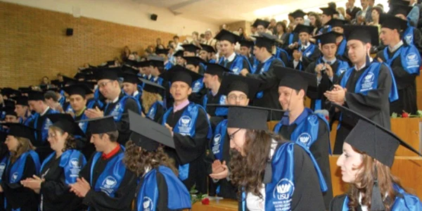 Pentru a fi absolvenţi cu acte în regulă, tinerii plătesc sute de lei în plus Universităţii