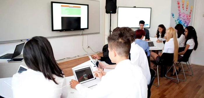 Clasele digitalizate, numite ”smart classroom”, ar trebui să fie o regulă în învăţământul românesc