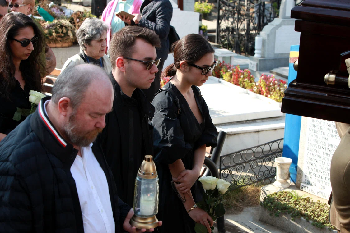 La înmormântarea Tamarei Buciuceanu a ajuns Monica Pop, cu un buchet de flori în mână foto: Click!