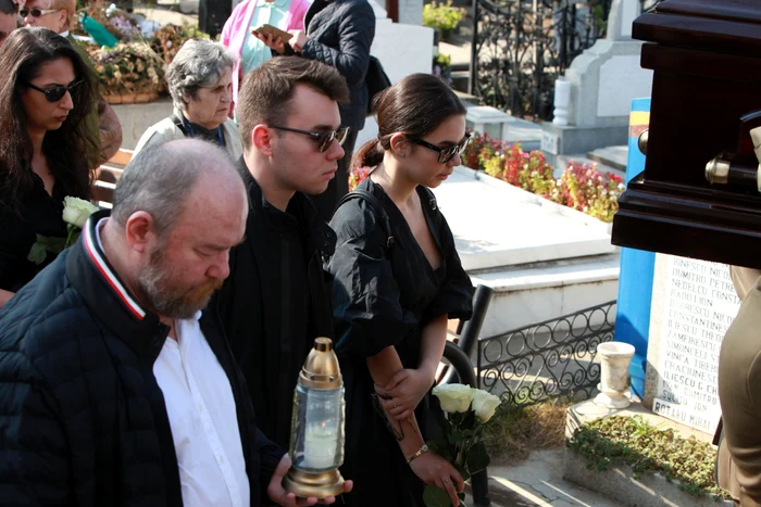 La înmormântarea Tamarei Buciuceanu a ajuns Monica Pop, cu un buchet de flori în mână foto: Click!