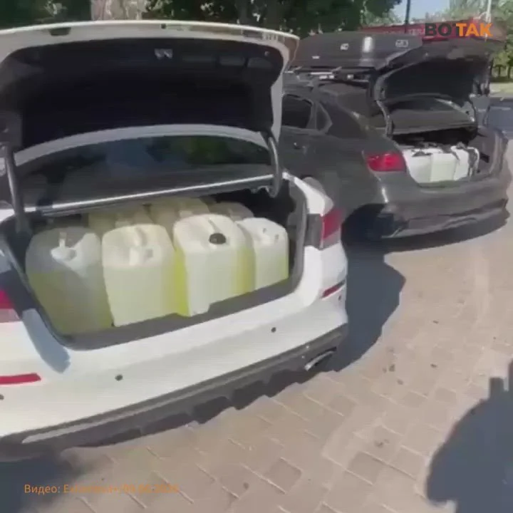 Combustibil pentru armata rusă, cărat în portbagajele mașinilor civile. Ce arată imaginile apărute online