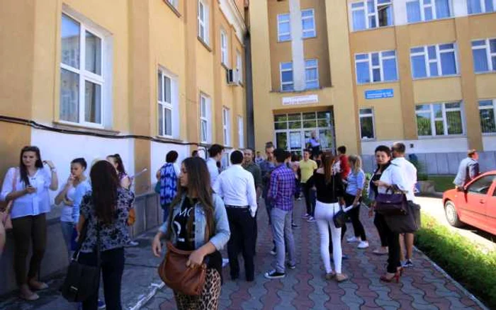 Absolvenţii au ieşit optimişti din sălile de examene. FOTO: Daniel Guţă, ADEVĂRUL.