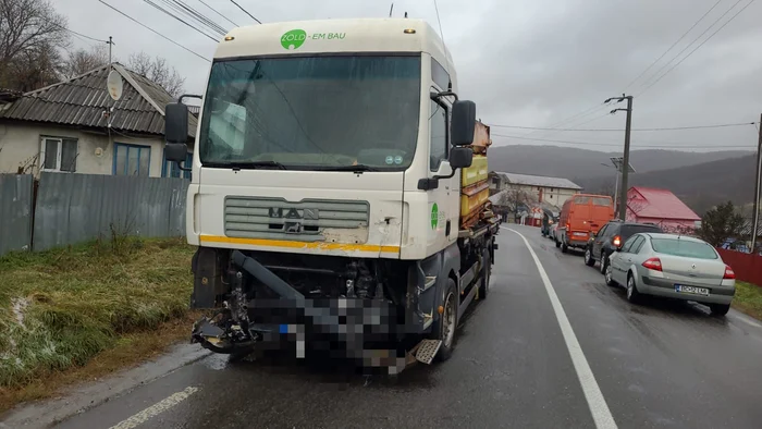 Autocamionul implicat în accident FOTO: ISU Bacău