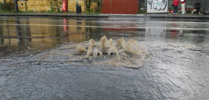 La fiecare ploaie mai serioasă intersecţia de la stadion ajunge sub ape FOTO Andrei Paul