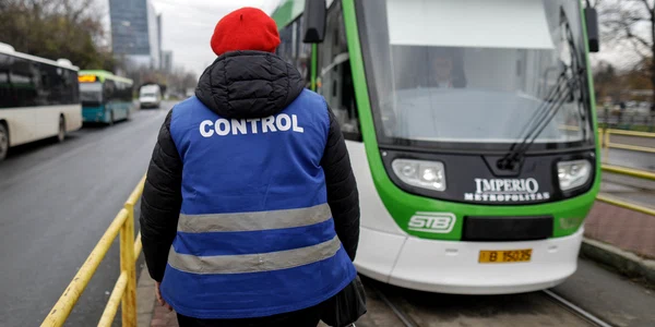 Primarul Capitalei, Nicușor Dan, și reprezentanți ai constructorului Astra Vagoane inaugurează noile tramvaie Imperio în prima zi în care au fost puse în circulație, în București. FOTO Inquam Photos / Octav Ganea