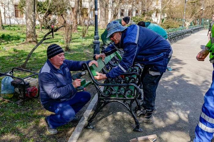 Băncile sunt spălate şi reparate
