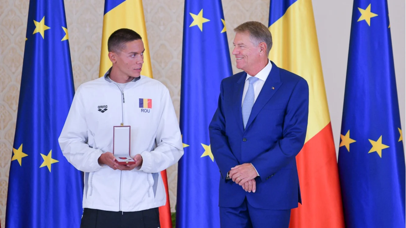 Și președintele Klaus Iohannis s-a grăbit să facă poze cu David Popovici.