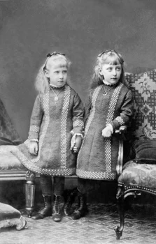 Prințesa Helena Victoria of Schleswig Holstein alias Thora și sora ei, Prințesa Marie Louise în 1877. FOTO: Profimedia
