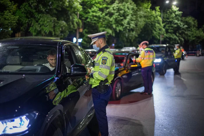 
    Șoferii au fost trași pe dreapta și testați dacă au consumat alcool sau droguriFotografii: Brigada Rutieră  