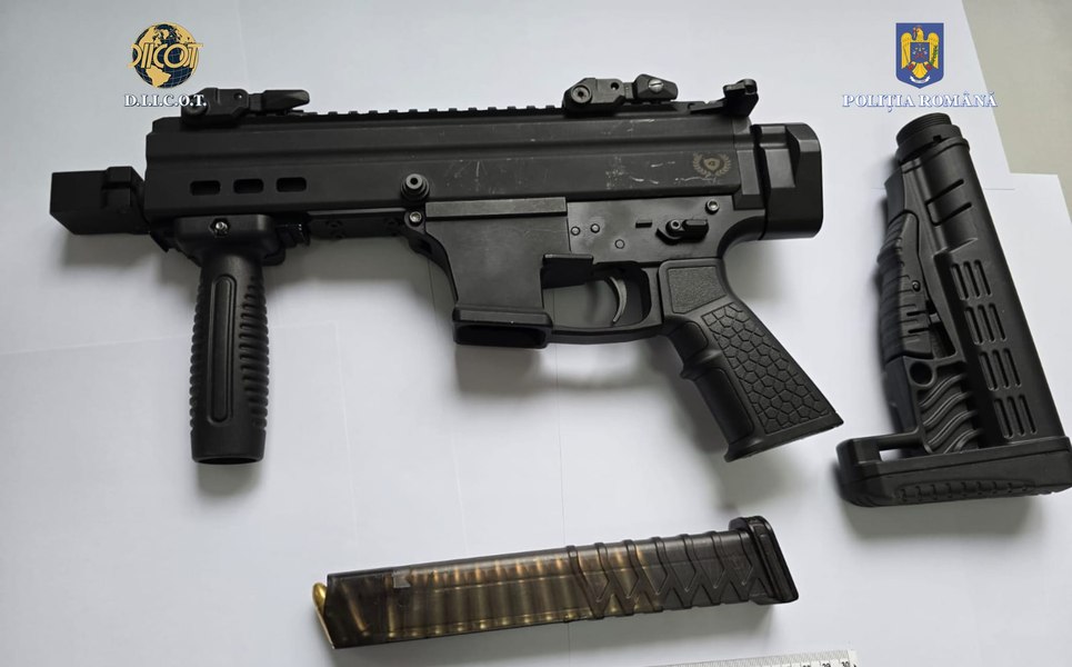 Cetățean turc arestat preventiv pentru că a introdus ilegal în România mai multe arme de foc letale. A fost prins în flagrant