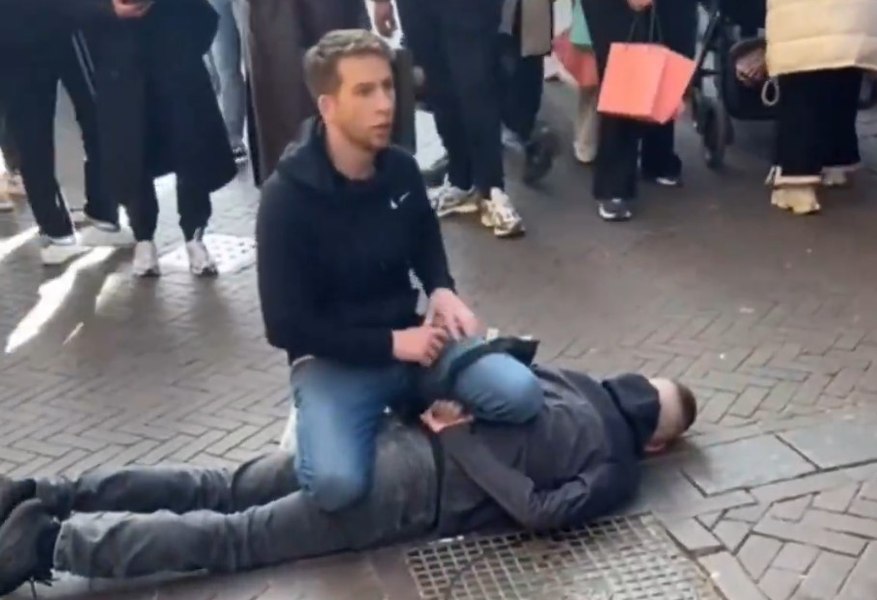 Turist britanic, erou în Amsterdam: a imobilizat atacatorul care a înjunghiat cinci persoane