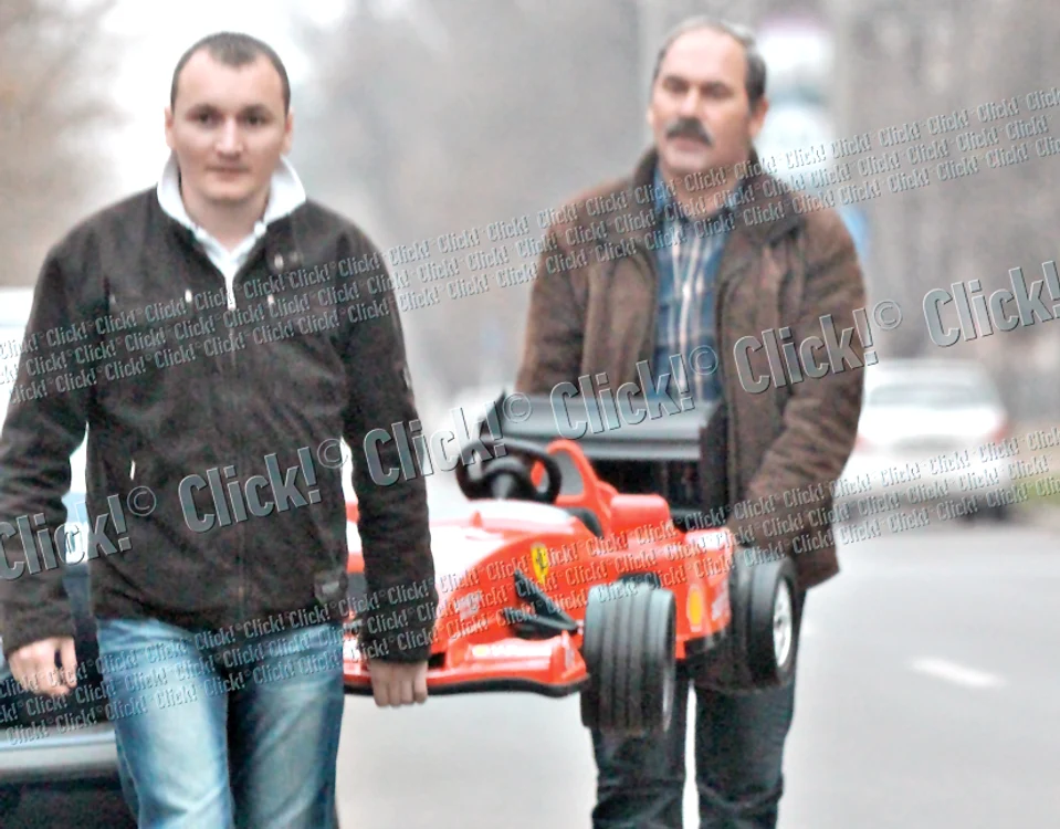 Cu toate că e doar o jucărie, maşina e foarte  preţioasă, aşa că trebuie  cărată de doi bodyguarzi