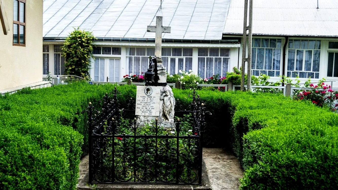 Mormântul poetei este singurul rămas în fostul cimitir FOTO Descoperă.ro