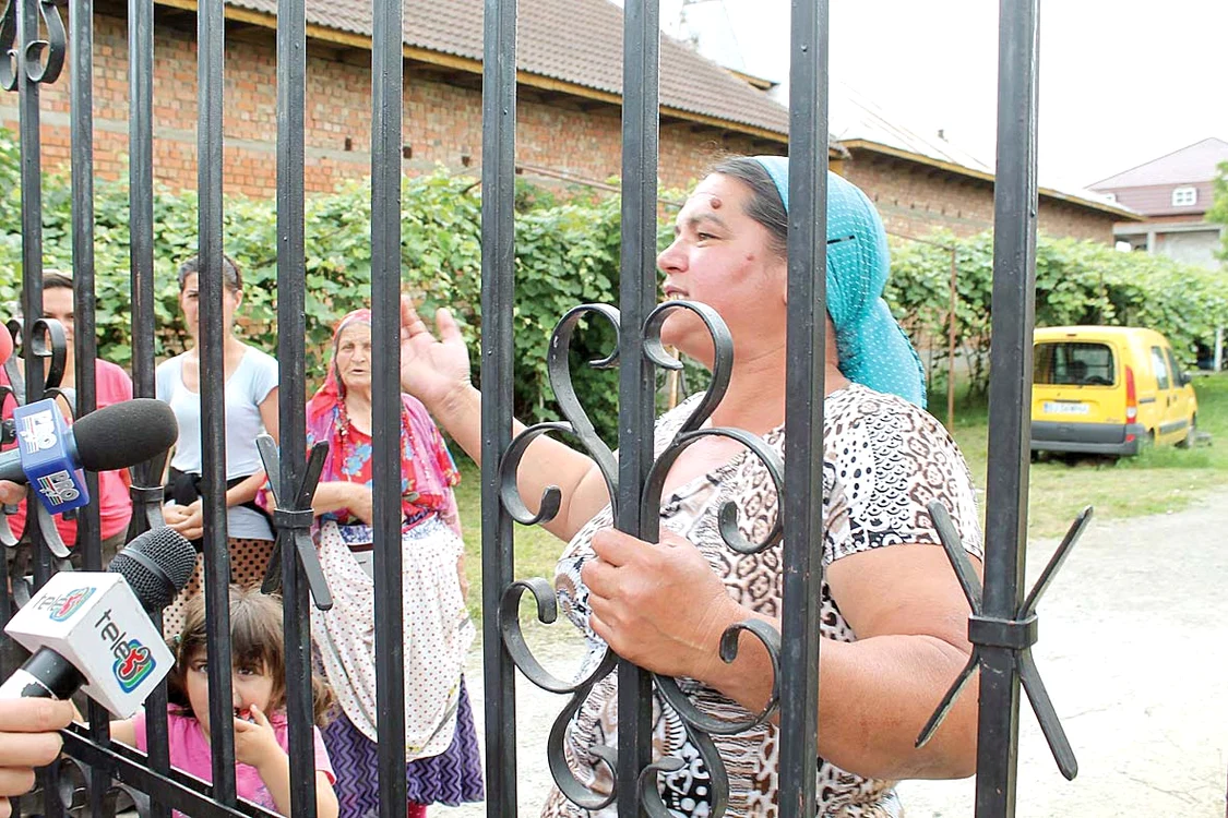 Ţiganii s-au baricadat după porţile mari de fier