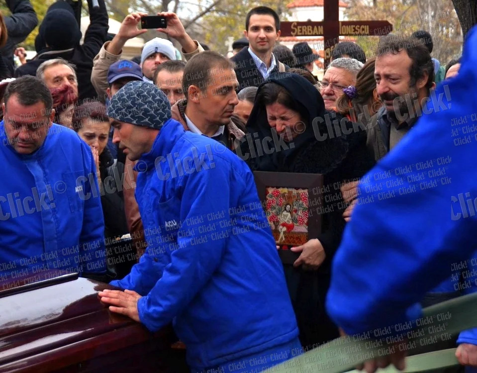 Înmormântarea lui Şerban Ionescu, la Cimitirul Bellu din Bucureşti. (Foto: Cezar Preda)