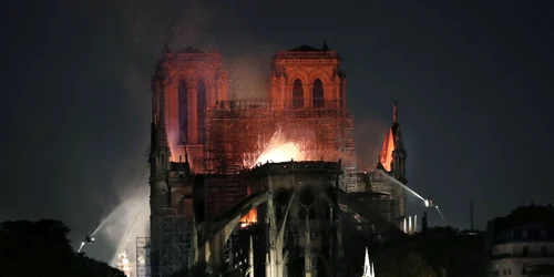 ncendiu la catredala Notre-Dame din Paris Franţa FOTO EPA-EFE/ Ian Langsdon