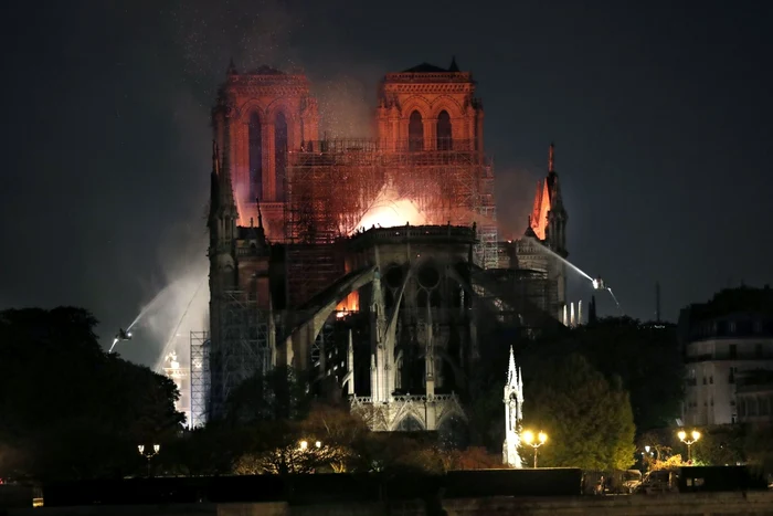 ncendiu la catredala Notre-Dame din Paris Franţa FOTO EPA-EFE/ Ian Langsdon