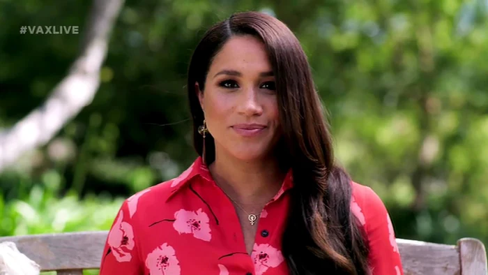 
    Meghan Markle a purtat o rochie roșie, cu imprimeu floralfoto: Profimedia  