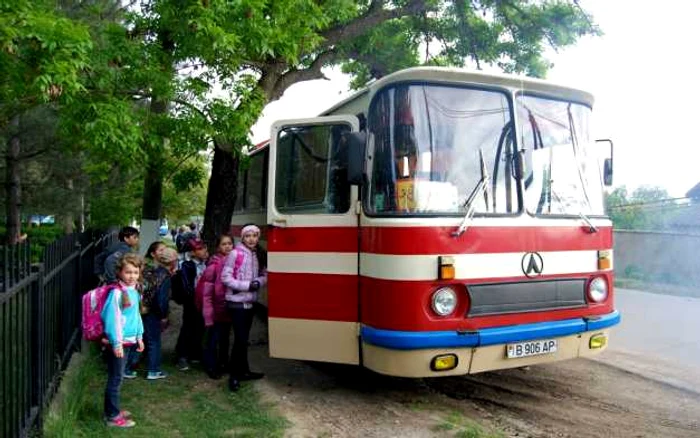 copii autocar scoala dorotcaia FOTO Lina Vdovîi