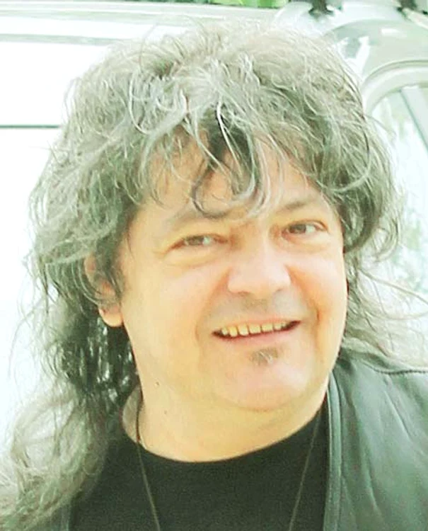 Oreste mai dă câte o mână de ajutor la bucătărie, unde prepară salate și băuturi