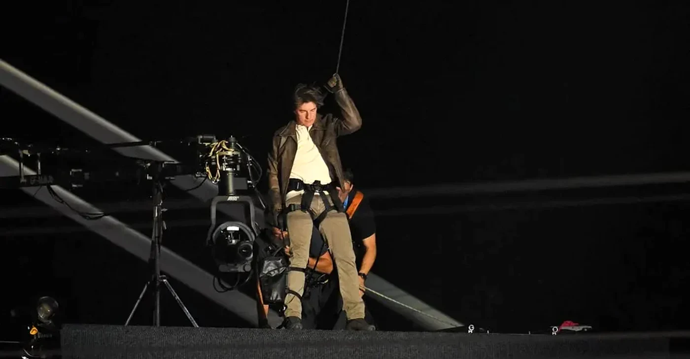 Tom Cruise a coborât în mijlocul sportivilor, pe Stade de France. Foto Getty images