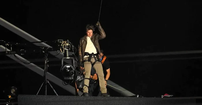 Tom Cruise a coborât în mijlocul sportivilor, pe Stade de France. Foto Getty images